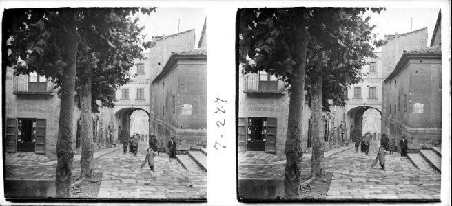 Per dins del portal principal d'una casa de Solsona