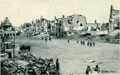 PERONNE - Place de la Cathédrale