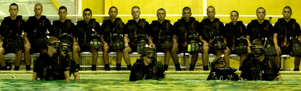 Pensacola Sailors learn rescue swimming skills DVIDS90456