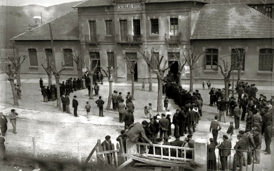 Personas en Hernani esperando entrar en la Escuela Biteri para emitir el sufragio en las elecciones para concejales (4 de 4) - Fondo Car-Kutxa Fototeka