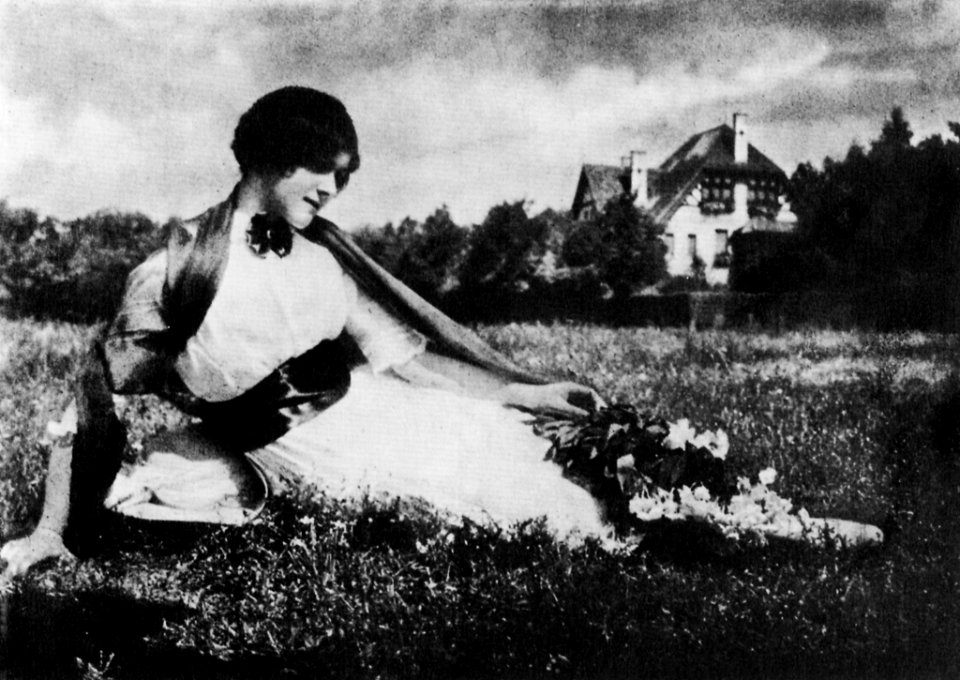 Perscheid, Nicola - Junge Frau auf einer Wiese (Zeno Fotografie)