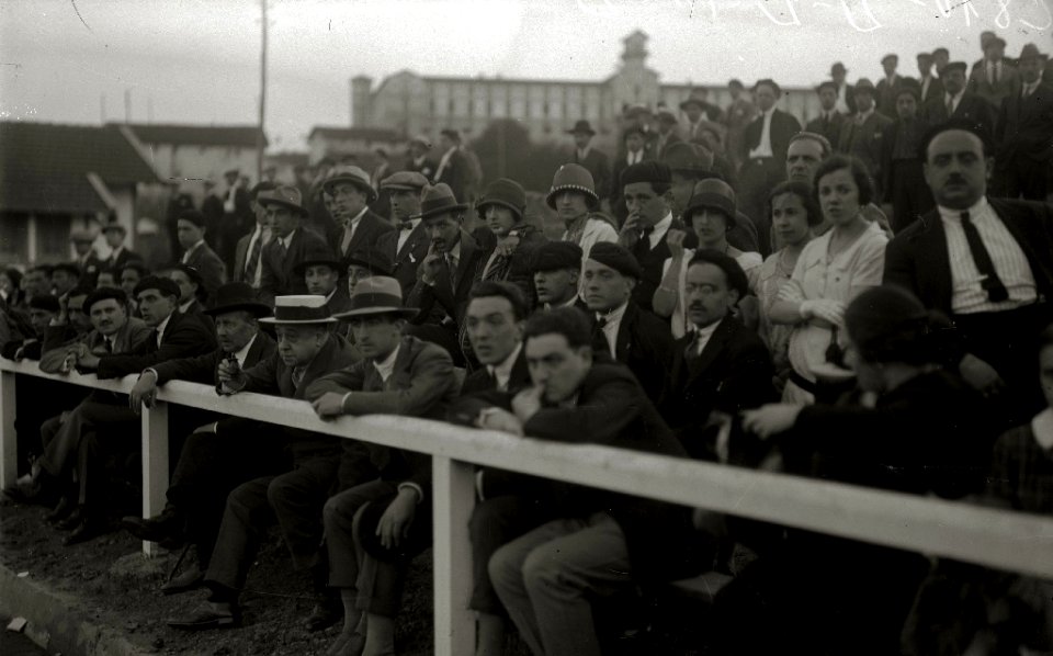 Personas en las gradas e instalaciones del campo de Berazubi en Tolosa (1 de 2) - Fondo Car-Kutxa Fototeka