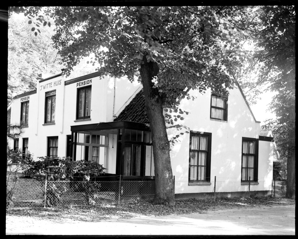 Pension t Witte Huis in de Ruïnelaan - Regionaal Archief Alkmaar - FO1400038