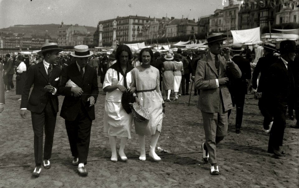 Personas paseando en la playa de la Concha (2 de 10) - Fondo Car-Kutxa Fototeka