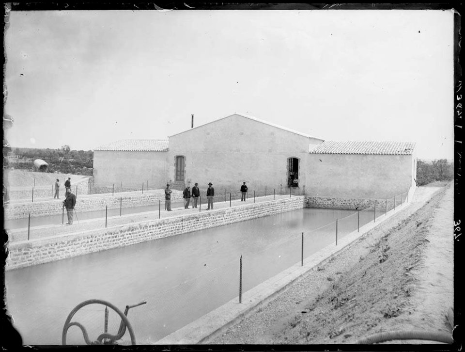 Persones a la casa de màquines de l'aigua de Tàrrega