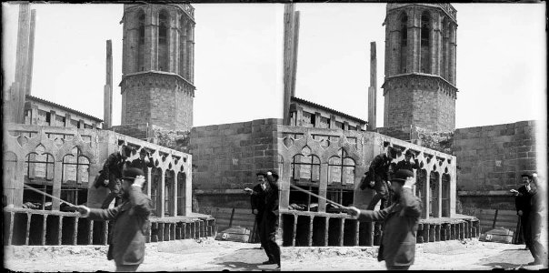 Persones al terrat de la catedral de Barcelona amb el campanar al fons