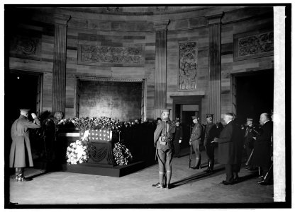 Pershing at body of Unknown soldier in Cap., 11-9-21 LCCN2016845813