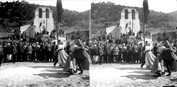 Persones ballant davant de l'ermita de Sant Medir en un dia de festa (AFCEC BORDAS D 4055)