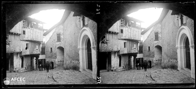 Persones caminant cap a l'Església de Sant Llorenç de Morunys (AFCEC VINTRO B 00162)