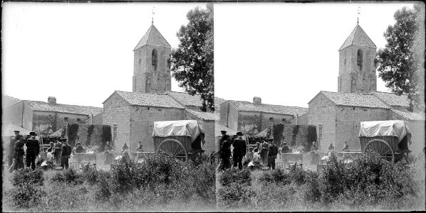 Persones i carros al voltant de l'església de Santa Quitèria en dia d'aplec (AFCEC BORDAS D 4079)