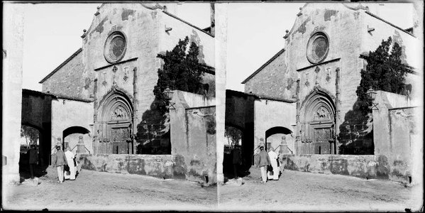Persones passant pel costat de l'església de Sant Martí de Provençals