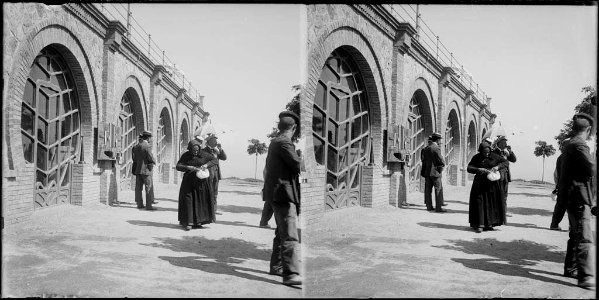 Persones passejant per algun indret del Tibidabo