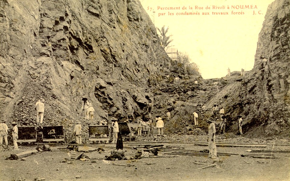 Percement de la Rue de Rivoli a Noumea par les condamnes aux travaux forces (J.C.)