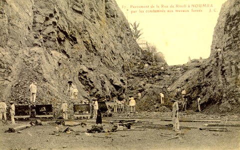 Percement de la Rue de Rivoli a Noumea par les condamnes aux travaux forces (J.C.)
