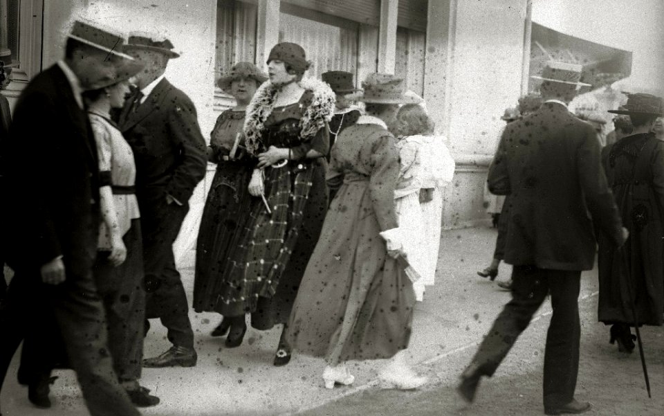 Personas elegantemente vestidas a su paso por la esquina del Hotel Londres (2 de 2) - Fondo Car-Kutxa Fototeka