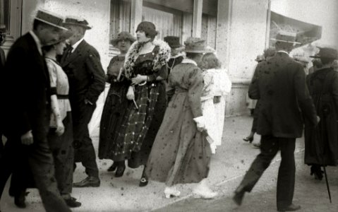 Personas elegantemente vestidas a su paso por la esquina del Hotel Londres (2 de 2) - Fondo Car-Kutxa Fototeka