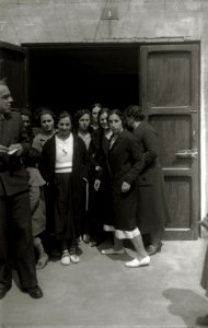 Personas en Hernani esperando entrar en la Escuela Biteri para emitir el sufragio en las elecciones para concejales (2 de 4) - Fondo Car-Kutxa Fototeka