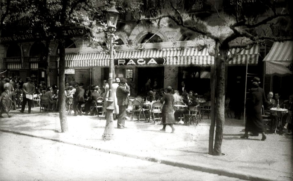 Personas en la terraza de la Cafetería Raga (1 de 2) - Fondo Car-Kutxa Fototeka