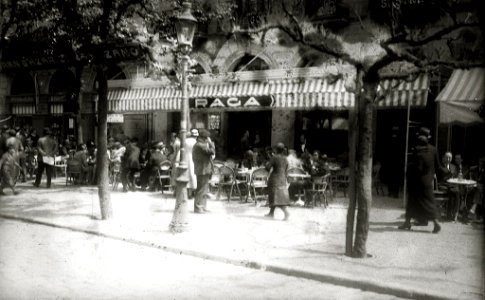 Personas en la terraza de la Cafetería Raga (1 de 2) - Fondo Car-Kutxa Fototeka