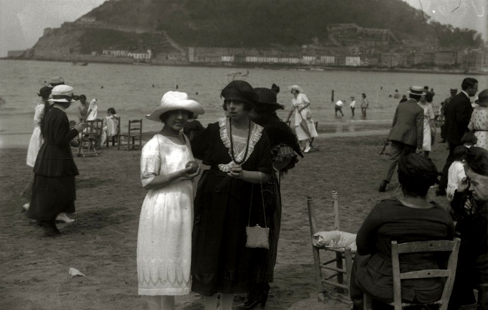 Personas paseando en la playa de la Concha (1 de 10) - Fondo Car-Kutxa Fototeka
