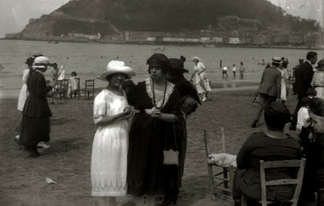 Personas paseando en la playa de la Concha (1 de 10) - Fondo Car-Kutxa Fototeka