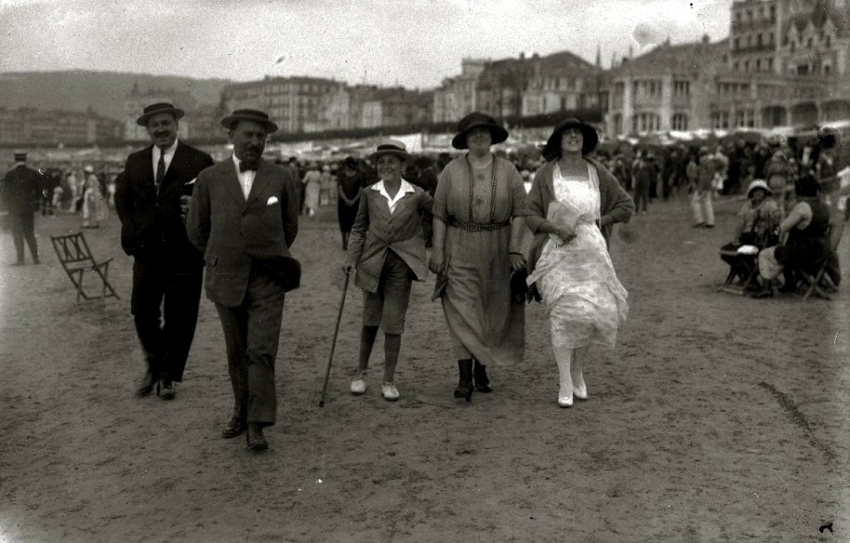 Personas paseando en la playa de la Concha (4 de 10) - Fondo Car-Kutxa Fototeka