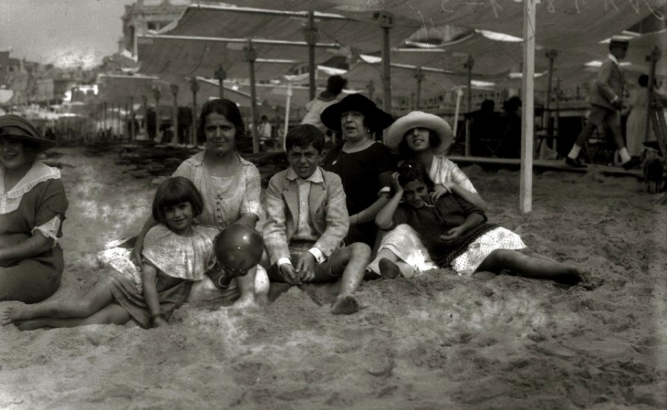 Personas paseando en la playa de la Concha (8 de 10) - Fondo Car-Kutxa Fototeka