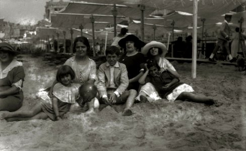 Personas paseando en la playa de la Concha (8 de 10) - Fondo Car-Kutxa Fototeka
