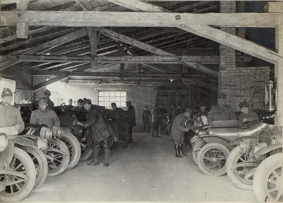 Personen-Auto Garage d.4.A.K. Luck. (21-4.1916.) (BildID 15676349)