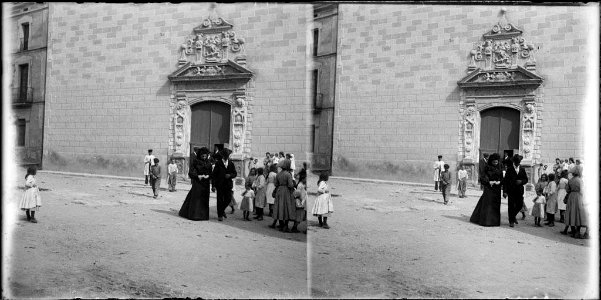 Persones al davant del portal de l'església de Cardedeu