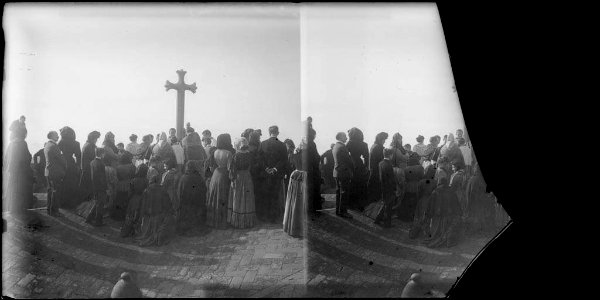 Persones al voltant d'una creu al terrat de la catedral en la benedicció del terme de Barcelona (AFCEC BORDAS D 4222)