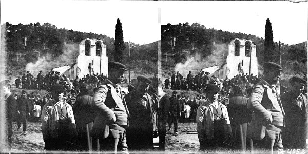 Persones aplegades davant de l'ermita de Sant Medir en un dia de festa (AFCEC BORDAS D 4052)