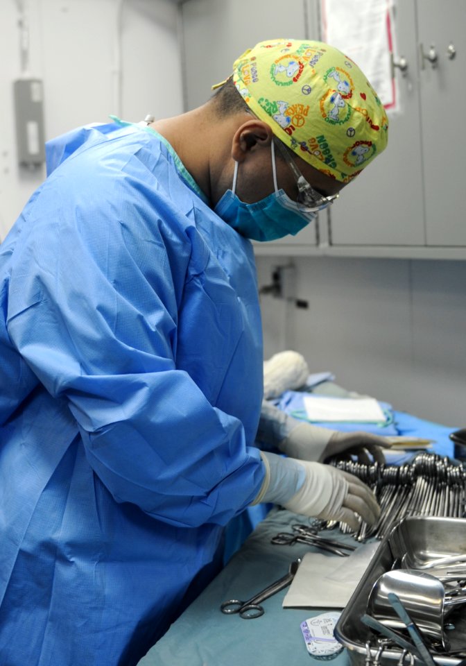 Performing surgery 130718-N-AZ866-025