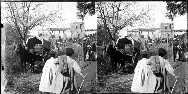 Persones camí de l'ermita de Sant Medir i al fons la masia de Can Via (AFCEC BORDAS D 4066)