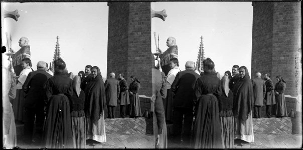 Persones en la benedicció d'una creu al terrat de la catedral en la benedicció del terme de Barcelona