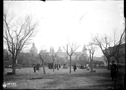 Persones en una plaça de Salamanca amb la catedral Nueva al fons photo