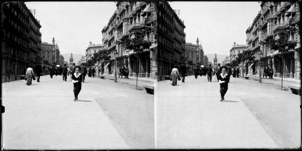 Persones passejant per la rambla de Catalunya de Barcelona