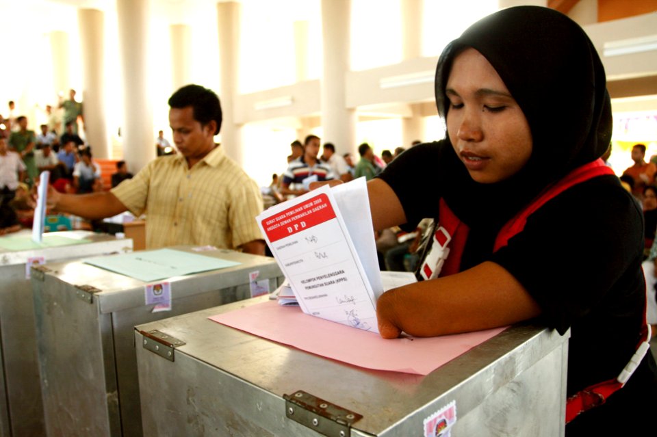 Persons with disabilities participate in polling workshop (19564574162)