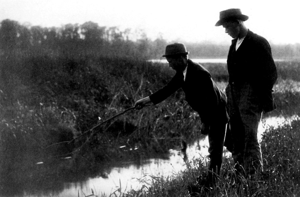 Perscheid, Nicola - Zwei junge Männer an einem Fluss, Leipzig (Zeno Fotografie)