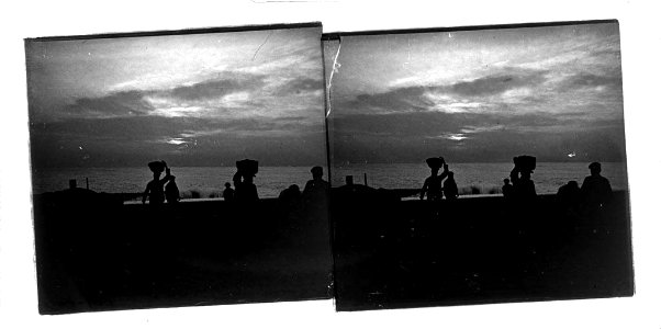 Pescadors amb cistells a la platja de la Barceloneta