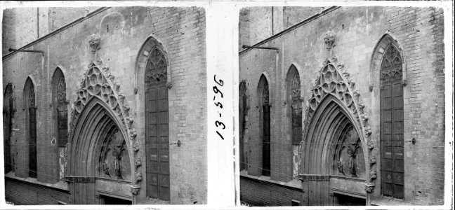 Per sobre d ' un portal de l'església de Santa Maria del Mar de Barcelona