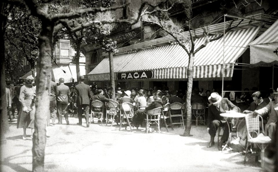 Personas en la terraza de la Cafetería Raga (2 de 2) - Fondo Car-Kutxa Fototeka