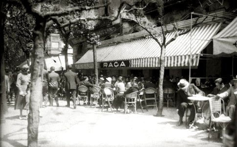Personas en la terraza de la Cafetería Raga (2 de 2) - Fondo Car-Kutxa Fototeka