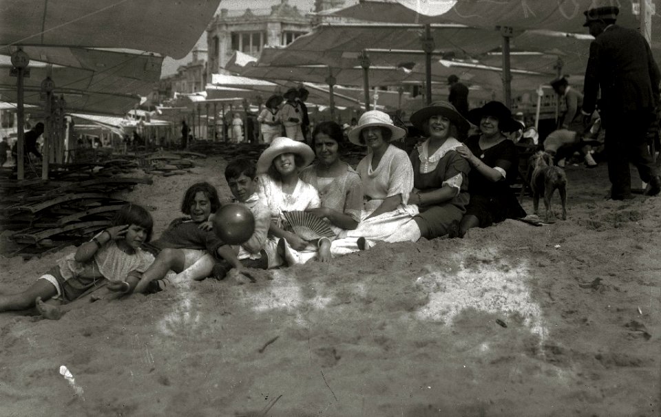 Personas paseando en la playa de la Concha (10 de 10) - Fondo Car-Kutxa Fototeka