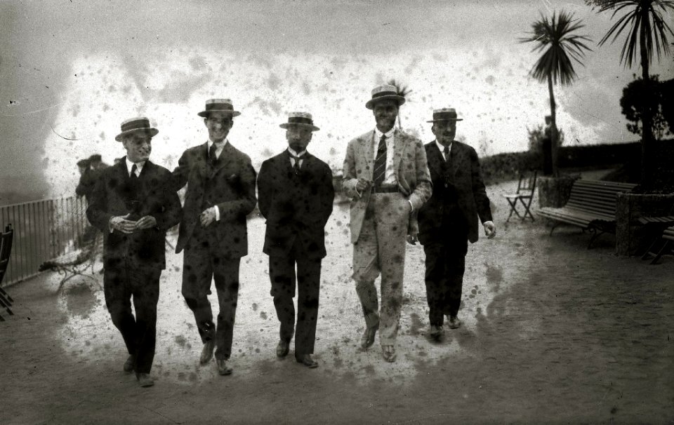 Personas paseando en la playa de la Concha (5 de 10) - Fondo Car-Kutxa Fototeka