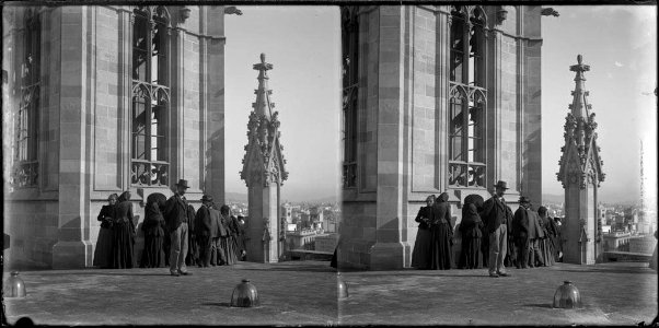 Persones al terrat de la catedral de Barcelona (AFCEC BORDAS D 4225)