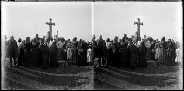 Persones al voltant d'una creu al terrat de la catedral en la benedicció del terme de Barcelona