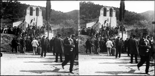 Persones aplegades davant de l'ermita de Sant Medir en un dia de festa