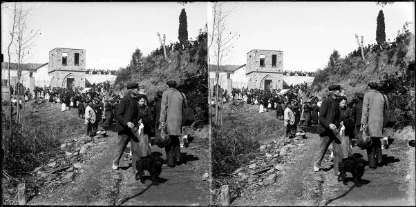Persones camí de l'ermita de Sant Medir i al fons la masia de Can Via