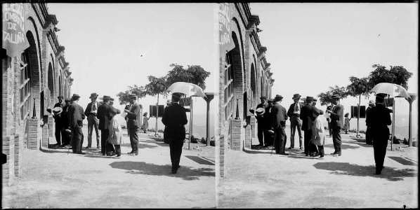 Persones passejant per algun indret del Tibidabo (AFCEC BORDAS D 4397)